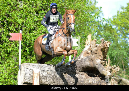 Badminton, UK. 9. Mai 2015. Mitsubishi Motors Badminton Horse Trials 2015. Badminton, England. Rolex Grand Slam-Turnier und ein Teil der FEI-Serie 4 Sterne. Führer von Tag 3 der 4 Oliver Townend (GBR) Reiten Armada im Cross Country Phase Credit: Julie Priestley/Alamy Live News Stockfoto