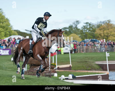 Badminton, UK. 9. Mai 2015. Mitsubishi Motors Badminton Horse Trials 2015. Badminton, England. Rolex Grand Slam-Turnier und ein Teil der FEI-Serie 4 Sterne. Führer von Tag 3 der 4 William Fox-Pitt (GBR) Reiten Chili Morgen im Cross Country Phase Credit: Julie Priestley/Alamy Live News Stockfoto