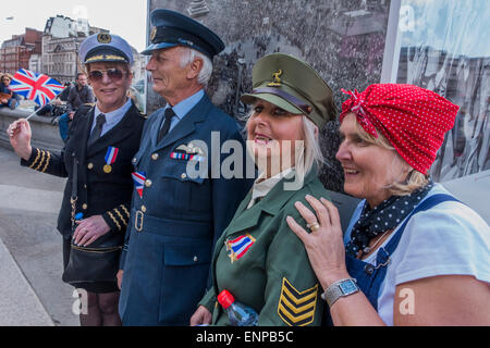 London, UK. 9. Mai 2015. Menschen in hausgemachten "Zeitraum" Outfits Pose vor die Fotos von den ursprünglichen VE-Tag auf dem Trafalgar Square. VE Tag 70 Gedenkfeiern - drei Tage der Ereignisse in London und ganz Großbritannien historischen Jahrestag des Endes des zweiten Weltkrieges in Europa. Bildnachweis: Guy Bell/Alamy Live-Nachrichten Stockfoto