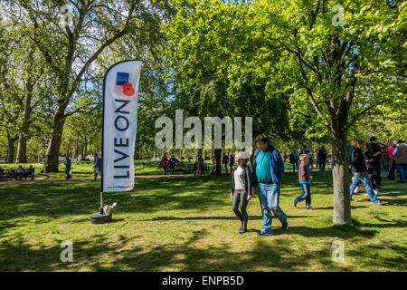 London, UK. 9. Mai 2015. Vintage Vehiucles und Touristen mischen sich in St James Park. VE Tag 70 Gedenkfeiern - drei Tage der Ereignisse in London und ganz Großbritannien historischen Jahrestag des Endes des zweiten Weltkrieges in Europa. Trafalgar Square, Schauplatz der jubelnden Feierlichkeiten zum Ende des zweiten Weltkrieges in Europa am 8. Mai 1945, spielt eine zentrale Rolle in einer Vielzahl von nationalen Veranstaltungen, darunter ein Service des Gedenkens am Ehrenmal, ein Konzert in Horse Guards Parade, ein Service von Thanksgiving in der Westminster Abbey, eine Parade von Service-Personal und Veteranen und ein Überflug. © Kerl sein Stockfoto