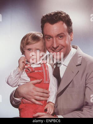 Der Wiener Schauspieler Und Sänger Peter Alexander, Studioaufnahme Mit Art, 1959. Österreichischer Schauspieler und Sänger Peter Alexander, St Stockfoto