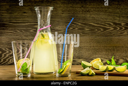 Erfrischende Limonade trinken und Reife Früchte aus Holz Hintergrund Stockfoto