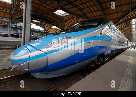 PKP Intercity ED250 Pendolino-Zug produziert von Alstom in Breslau Hauptbahnhof in Wroclaw, Polen Stockfoto