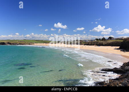 Blick entlang des Strandes in Harlyn Bay auf der Nordküste von Cornwall in England. Stockfoto