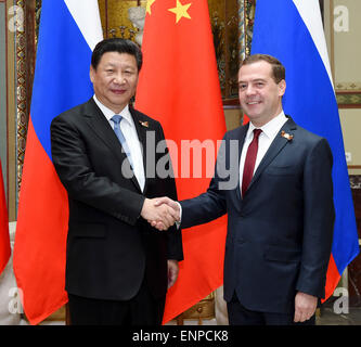 Moskau, Russland. 9. Mai 2015. Chinesische Präsident Xi Jinping (L) trifft sich mit russischen Premierminister Dmitry Medvedev in Moskau, Russland, 9. Mai 2015. Bildnachweis: Rao Aimin/Xinhua/Alamy Live-Nachrichten Stockfoto