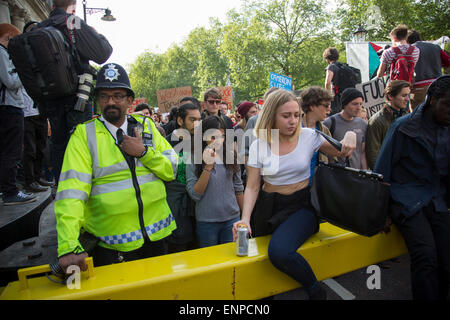 London, UK. Samstag, 9. Mai 2015. Studenten demonstrieren in Westminster am Tag nach der Tory-Partei wurden als eine Mehrheitsregierung in der allgemeinen Wahl wiedergewählt. Der Protest richtete sich auf eine Reihe von Themen, einschließlich Ausgabenkürzungen aber im Allgemeinen war ein Zeichen von Unmut, dass die konservativen macht wiedererlangt. Bildnachweis: Michael Kemp/Alamy Live-Nachrichten Stockfoto