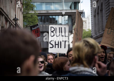 London, UK. 9. Mai 2015. Anti-Tory Demonstranten Marsch durch Westminster Credit: Guy Corbishley/Alamy Live-Nachrichten Stockfoto