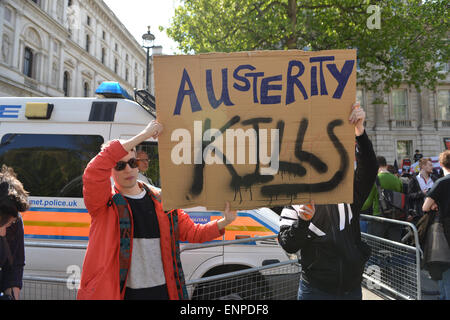 London, UK. 9. Mai 2015. Anti-Sparmaßnahmen bewegen Demonstranten Zentrum von London, Chanten und Banner tragen. Bildnachweis: Matthew Chattle/Alamy Live-Nachrichten Stockfoto