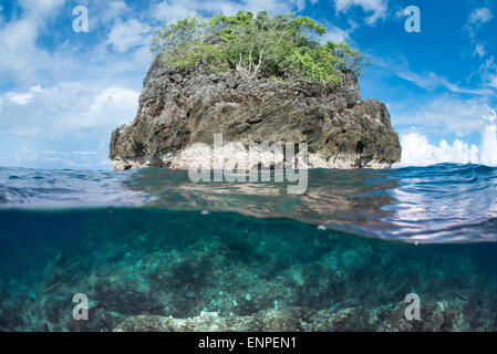 ein Schuss des Korallenriffs in Raja Ampat zeigt die Oberfläche und Unterwasser-Landschaft Stockfoto