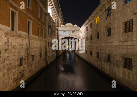 Ein Blick auf die Seufzerbrücke (Ponte dei Sospiri) in Venedig bei Nacht. Es gibt Platz für Text. Stockfoto