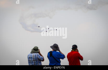 Pretoria, Südafrika. 9. Mai 2015. Fotografen fotografieren eine aerobatic Show während der South African Air Force (SAAF) Museum Air Show am Air Force Base Zwartkop in Pretoria, Südafrika, am 9. Mai 2015. Der jährliche SAAF Museum Air Show fand hier am Samstag. Fast 100 Flugzeuge der SAAF, Fluggesellschaften und Kunstflug-Teams zeigten etwa 50 fliegen Programme während der Air Show, die mehr als 30.000 Zuschauer anzog. Bildnachweis: Zhai Jianlan/Xinhua/Alamy Live-Nachrichten Stockfoto