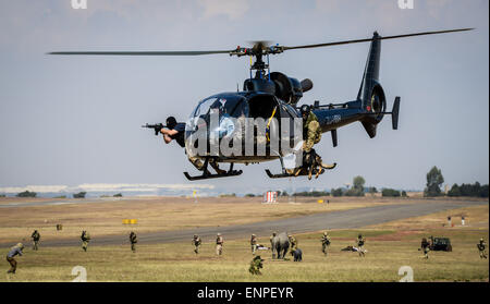 Pretoria, Südafrika. 9. Mai 2015. Südafrikas Militär Soldaten zeigen eine Anti Nashorn-Wilderei Betrieb während der South African Air Force (SAAF) Museum Air Show am Air Force Base Zwartkop in Pretoria, Südafrika, am 9. Mai 2015. Der jährliche SAAF Museum Air Show fand hier am Samstag. Fast 100 Flugzeuge der SAAF, Fluggesellschaften und Kunstflug-Teams zeigten etwa 50 fliegen Programme während der Air Show, die mehr als 30.000 Zuschauer anzog. Bildnachweis: Zhai Jianlan/Xinhua/Alamy Live-Nachrichten Stockfoto