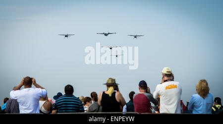 Pretoria, Südafrika. 9. Mai 2015. Zuschauer betrachten aerobatic Show während der South African Air Force (SAAF) Museum Air Show am Air Force Base Zwartkop in Pretoria, Südafrika, am 9. Mai 2015. Der jährliche SAAF Museum Air Show fand hier am Samstag. Fast 100 Flugzeuge der SAAF, Fluggesellschaften und Kunstflug-Teams zeigten etwa 50 fliegen Programme während der Air Show, die mehr als 30.000 Zuschauer anzog. Bildnachweis: Zhai Jianlan/Xinhua/Alamy Live-Nachrichten Stockfoto