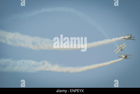 Pretoria, Südafrika. 9. Mai 2015. Flugzeuge von Goodyear Eagles Display Kunstflugstaffel nachweisen aerobatische Fähigkeiten während der South African Air Force (SAAF) Museum Air Show am Air Force Base Zwartkop in Pretoria, Südafrika, am 9. Mai 2015. Der jährliche SAAF Museum Air Show fand hier am Samstag. Fast 100 Flugzeuge der SAAF, Fluggesellschaften und Kunstflug-Teams zeigten etwa 50 fliegen Programme während der Air Show, die mehr als 30.000 Zuschauer anzog. Bildnachweis: Zhai Jianlan/Xinhua/Alamy Live-Nachrichten Stockfoto