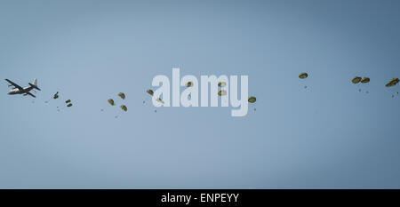 Pretoria, Südafrika. 9. Mai 2015. Parachuters springen Sie aus einer c-130-Transportflugzeug der South African Air Force (SAAF) während der South African Air Force (SAAF) Museum Air Show am Air Force Base Zwartkop in Pretoria, Südafrika, am 9. Mai 2015. Der jährliche SAAF Museum Air Show fand hier am Samstag. Fast 100 Flugzeuge der SAAF, Fluggesellschaften und Kunstflug-Teams zeigten etwa 50 fliegen Programme während der Air Show, die mehr als 30.000 Zuschauer anzog. Bildnachweis: Zhai Jianlan/Xinhua/Alamy Live-Nachrichten Stockfoto