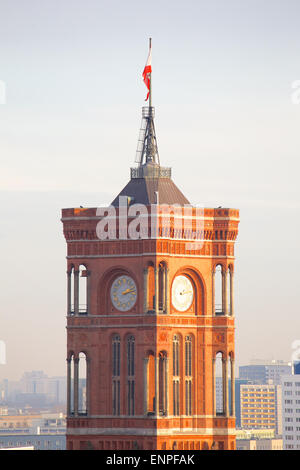 Nahaufnahme des Turms des Roten Rathauses (Rotes Rathaus), Sitz des Regierenden Bürgermeisters von Berlin, Deutschland. Stockfoto