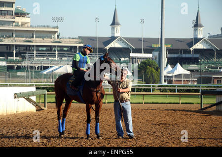 Louisville, KY, USA. 8. Mai 2015. 8. Mai 2015 amerikanisches Pharoah kehrte im Galopp in Churchill Downs nach seinem Sieg im Jahr 2015 Kentucky Derby. Er wurde von seinem Reiter Übung Georgie Alvarez geritten. Er ist am 16. Mai in die Preakness Stakes in Pimlico gerichtet. Besitzers Zayat Stables, Trainer Bob Baffert. Durch Pioneerof der Nil-X Littleprincessemma (Yankee Gentleman.) Bildnachweis: Mary M. Meek/ESW/CSM/Alamy Live-Nachrichten Stockfoto