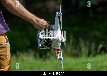 Mann, der eine Drohne hält Stockfoto
