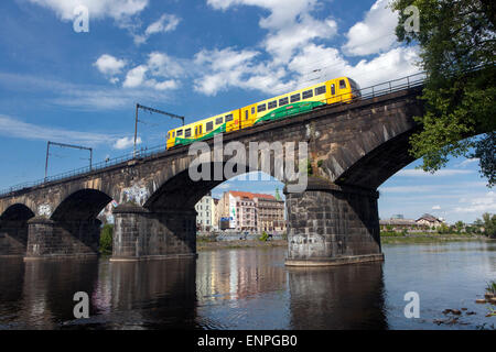 Die negrelli Viadukt ist nach der Charles Brücke, die zweitälteste noch bestehende Brücke über die Moldau in Prag. Tschechische Republik Zug Stockfoto