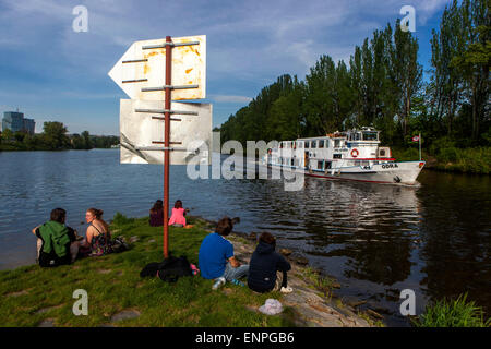 Menschen, die am Ufer der Moldau, der Insel Stvanice, Prag, Tschechien, genießen Stockfoto