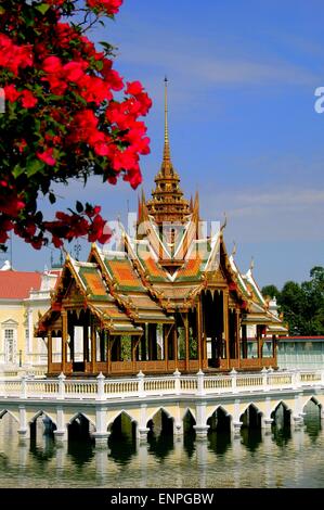 Bang Pa-i, Thailand: Bougainvilleen umrahmen den Goldenen Pavillon, Phra Thinang Aisawan Tippaya, an der königlichen Sommerpalast Stockfoto