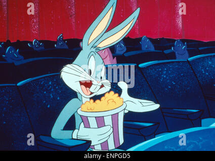 Bugs Bunny Mit Einem Eimer Popcorn Im Kino, 1940er Jahre. Bugs Bunny einen Eimer Popcorn im Kino der 1940er Jahre zu genießen. Stockfoto