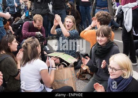 London, 9. Mai 2015. Menschen sitzen und Block die Straße auf Westminster Bridge während einer Demonstration im Zentrum von London aus Protest am 7. Mai 2015 General Wahlergebnis, welche Säge die Konservativen eine Mehrheit zu gewinnen. Stockfoto