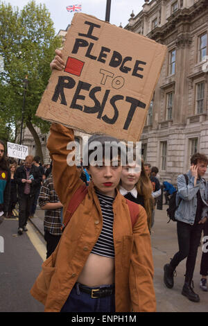 London, 9. Mai 2015. Ein Demonstrant hält ihr Plakat der lautet "Ich verpflichte mich zu widerstehen" während einer Demonstration März im Zentrum von London aus Protest am 7. Mai 2015 General Wahlergebnis, das die konservativen sah eine Mehrheit zu gewinnen. Bildnachweis: Patricia Phillips/Alamy Live-Nachrichten Stockfoto