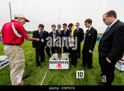 Die Ebenen, Virginia, USA. 9. Mai 2015. Die "Men in Black''-Team-Mitglieder von Northview High School in Sylvania, Ohio, Weisungen von einer offiziellen auf der Startrampe während der 2015 Team Amerika Raketentechnik Challenge Finale, der weltweit größte Rakete Wettbewerb. TARC Regeln verlangen, dass Teams von Middle School und High School Studenten entwerfen und bauen eine Rakete, die auf 800 Füße fliegen und landen wieder auf der Erde innerhalb von 46-48 Sekunden. Ein rohes Ei ist die Nutzlast an Bord und Rückkehr zur Erde ungerissen mit Fallschirm-Unterstützung Voraussetzung ist auch. In diesem Jahr hundert vermeidern Stockfoto