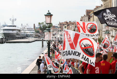 Venedig, Italien: Aktivisten der Bewegung "Keine großen Schiffe" ("No Grandi Navi") beteiligen sich an einer Protestkundgebung gegen die Präsenz der großen Kreuzfahrtschiffe in der Lagune von Venedig in Venedig am 9. Mai 2015. Stockfoto