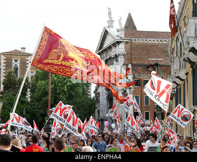 Venedig, Italien: Der Protest wurde von Venezianern und Umweltschützern, die gegen eine Überquerung der Markusplatz Becken Kreuzfahrtschiffe sind organisiert. Tausende von Menschen mit Flagge im Zentrum von Venedig in Venedig am 9. Mai 2015. Stockfoto