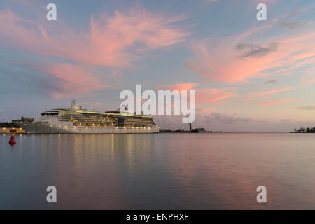 Ein Kreuzfahrtschiff ist in der Dämmerung am Honolulu Hafen verankert. Stockfoto