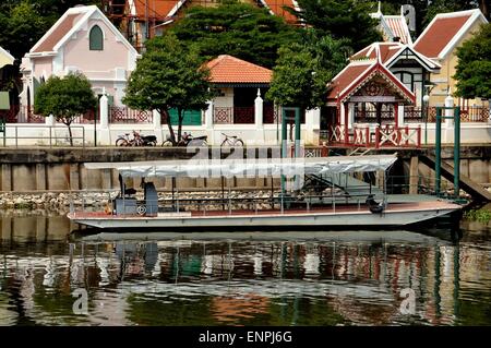 Bang Pa-in, Thailand: Touring Boot am Eintrag Dock im 19. Jahrhundert Wat Niwet Tham Prawat gebaut von König Rama V Stockfoto