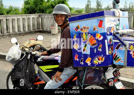 Bang Saen, Thailand - 7. Januar 2010: Junge Thai Mann verkaufte Eis aus seinen gekühlten Motorrad Box am Sam Muk Hill Stockfoto