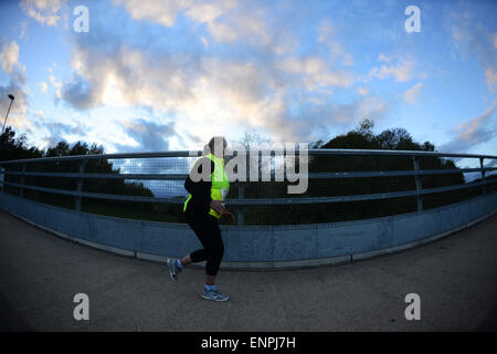Eine Frau genießen Sie einen Abend laufen. Bild: Scott Bairstow/Alamy Stockfoto