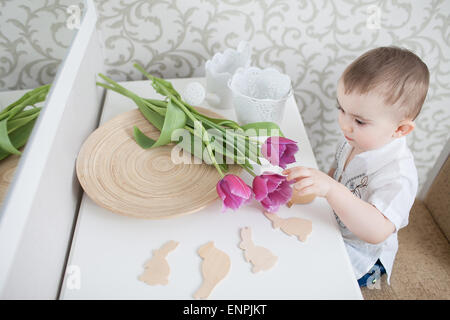 Niedliche Baby Boy mit Tulpe Stockfoto