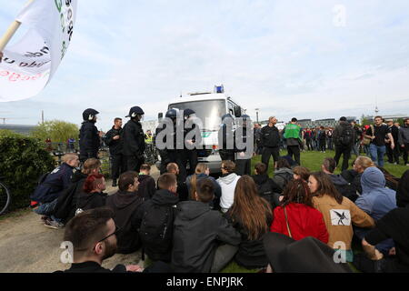 Berlin, Deutschland. 9. Mai 2015. Polizisten verhaften Anti-Pegida-Demonstranten während der Proteste am 70. Jahrestag des Endes des zweiten Weltkriegs. Bildnachweis: Madeleine Lenz/Pacific Press/Alamy Live-Nachrichten Stockfoto