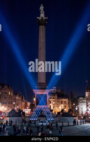 London, UK. 9. Mai 2015. Als Teil der Hauptstadt VE Tag 70. Jahrestag feiern, Trafalgar Square leuchtet mit v-förmigen Flutlicht, auf die gleiche Weise wie sie im Jahr 1945 waren. Bildnachweis: Stephen Chung / Alamy Live News Stockfoto