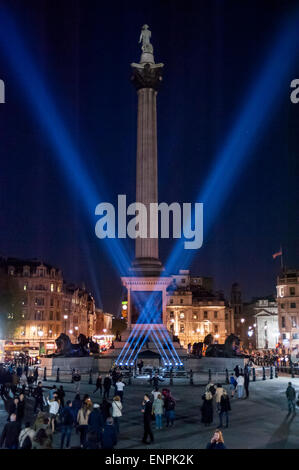 London, UK. 9. Mai 2015. Als Teil der Hauptstadt VE Tag 70. Jahrestag feiern, Trafalgar Square leuchtet mit v-förmigen Flutlicht, auf die gleiche Weise wie sie im Jahr 1945 waren. Bildnachweis: Stephen Chung / Alamy Live News Stockfoto