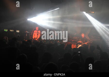Manchester, England. 9. Mai 2015. Slaves (Isaac Holman und Laurie Vincent) treten live bei Gorilla vor einem Ausverkauf der Masse. Stockfoto