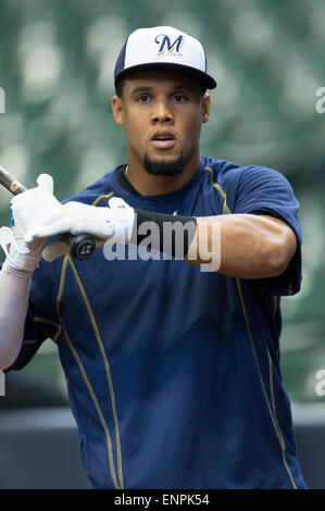 Milwaukee, WI, USA. 9. Mai 2015. Milwaukee Brewers Center Fielder Carlos Gomez #27 vor Beginn der Major League Baseball Spiel zwischen den Milwaukee Brewers und den Chicago Cubs im Miller Park in Milwaukee, Wisconsin. John Fisher/CSM/Alamy Live-Nachrichten Stockfoto