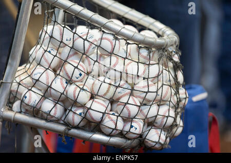 Milwaukee, WI, USA. 9. Mai 2015. Wimper Übungsbälle sitzen vor der Cubs Einbaum vor der Major League Baseball Spiel zwischen den Milwaukee Brewers und den Chicago Cubs im Miller Park in Milwaukee, Wisconsin. John Fisher/CSM/Alamy Live-Nachrichten Stockfoto