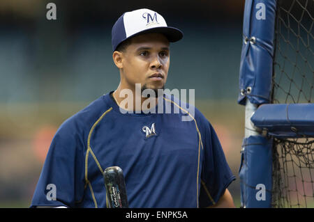 Milwaukee, WI, USA. 9. Mai 2015. Milwaukee Brewers Center Fielder Carlos Gomez #27 vor Beginn des Hauptliga-Baseball-Spiel zwischen den Milwaukee Brewers und den Chicago Cubs im Miller Park in Milwaukee, Wisconsin. John Fisher/CSM/Alamy Live-Nachrichten Stockfoto