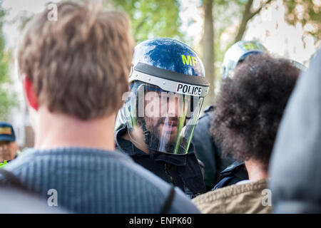 London, UK. 9. Mai 2015. Demonstranten nehmen Teil in einem Anti-Tory-Protest in der Londoner Innenstadt zwei Tage, nachdem die britische allgemeine Wahl David Camerons konservative Partei - die Tories - eine parlamentarische Mehrheit gab. Die Mitte-rechts-konservative Partei sind nun eingestellt, das Vereinigte Königreich für die nächsten fünf Jahre ohne die Notwendigkeit zu einer Koalition mit einer anderen Partei zu regieren. Bildnachweis: David Cliff/Alamy Live-Nachrichten Stockfoto