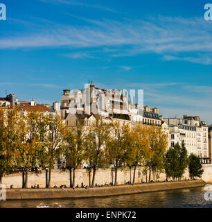 Île Saint-Louis an einem Herbsttag mit Seineufer im Vordergrund. Stockfoto