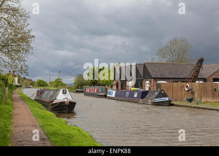 Narrowboat vertäut am Tardebigge auf dem Worcester und Birmingham Kanal im Frühling, Worcestershire, England, UK Stockfoto