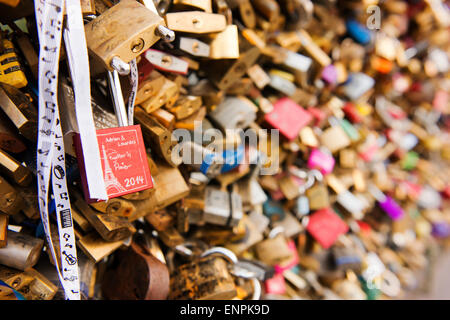 Liebesschlösser am Pont de l'Archeveche in Paris. Stockfoto