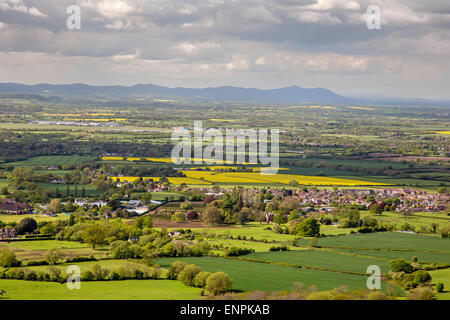 Ein Blick über das Severn-Tal in Richtung der Malvern Hills aus Barrow Wake Sicht in der Nähe von Birdlip, Gloucestershire, England, UK Stockfoto