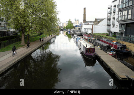 Ein Blick auf Regents Canal und Boote in Richtung Sturts Schloss in der Nähe von Sherpherdess zu Fuß und Stadt Straße Islington London N1 KATHY DEWITT Stockfoto