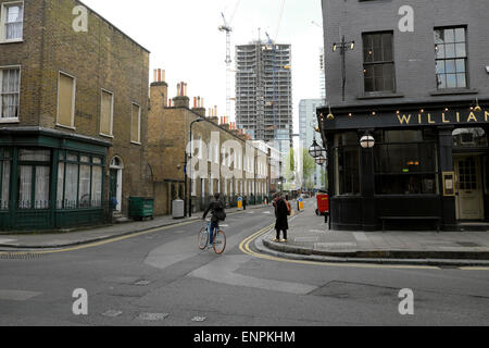 Eine Straßenansicht von Canaletto, die Gebäude und die William IV Kneipe aus der Ecke der Schäferin zu Fuß und Micawber Street in Islington London N1 KATHY DEWITT Stockfoto